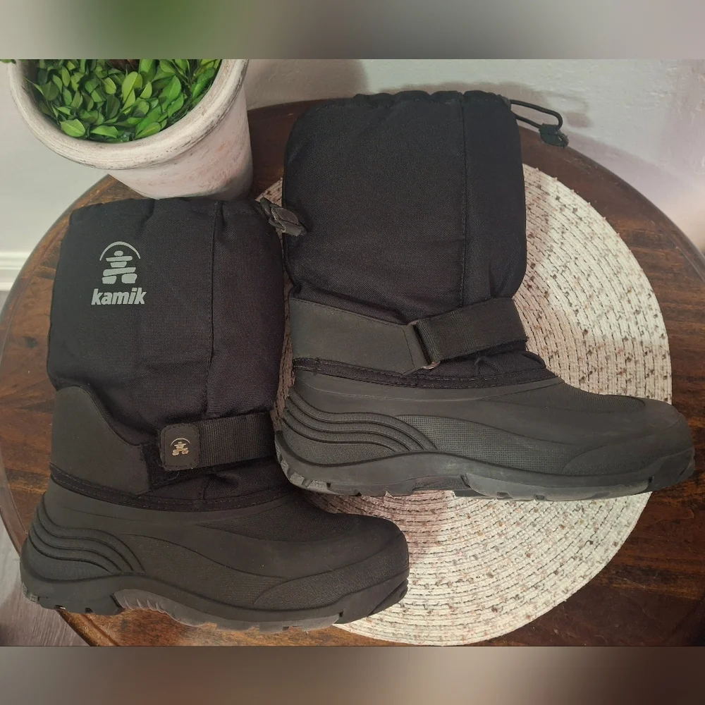 Kid's Kamik Black Insulated Snow Boots Size 6.